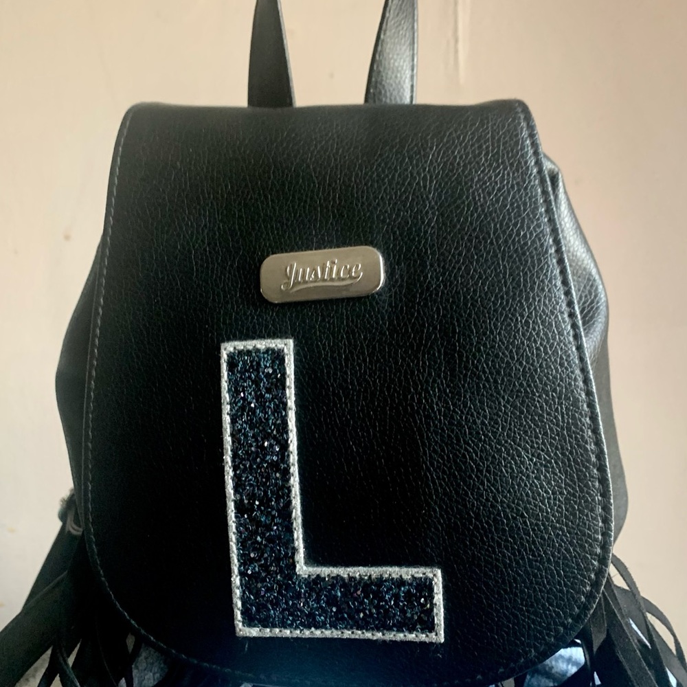 This is a really cute bag it is only available with the initial L.(not used)